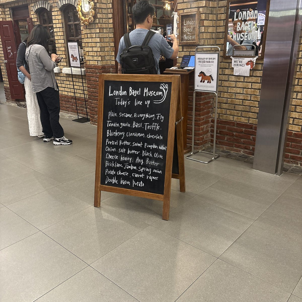 hrmelody_m's tweet photo. 思い出🇰🇷

帰国日に
聖水のBETON
ザ現代ソウルでARTISTBAKERY、LondonBagelMuseum巡ったのよ

聖水のBETONは8時50分に着いて20番目くらい？
ザ現代ソウルはOPENに合わせて行き
ARTISTBAKERYから行ってLondonBagelMuseumで食べていきたかったけどいっぱいだった🤣
今度はそっちから行きます笑 https://t.co/RsPvfTpGlg
