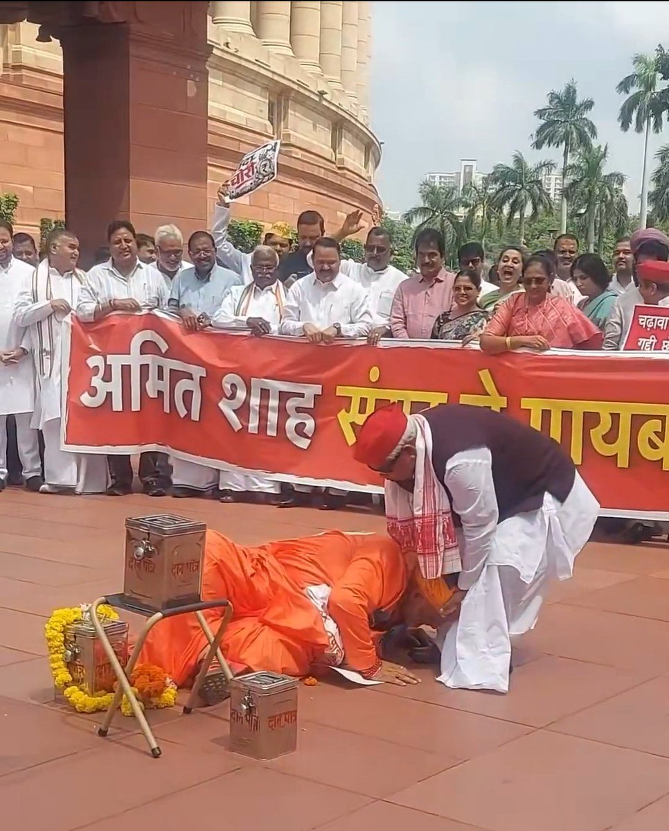 Sdeeppanwar's tweet photo. @atsshow7 प्रभु श्री राम के फोटो को एक तुच्छ आदमी के पैरों में रख नीचता का परिचय दिया है विपक्ष ने https://t.co/HtHz1OcpDW