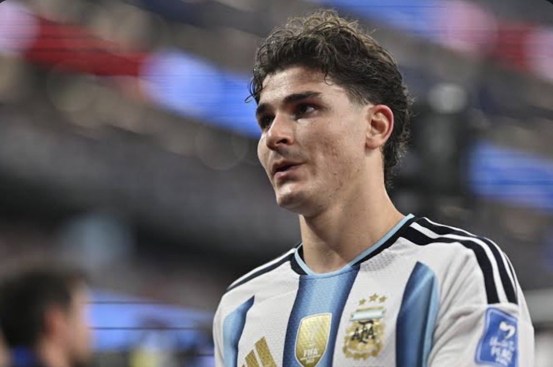 yekaball's tweet photo. 🚨Deco on why Julian is the best fit for flick’s project 

Deco-

🗣️ “Julián Álvarez will elevates Flick’s Barcelona by turning it into a complete, multi-dimensional attack.”

🗣️“Unlike a pure goalscorer, he presses relentlessly, drops into midfield, drifts wide, generates chances, and multiplies the threat of those around him.”

🗣️“He fits Flick’s system perfectly,high intensity, intelligent movement, and sustained work rate evolving the side beyond just replacing Lewandowski into a more fluid, unpredictable, dominant force for the long term.”