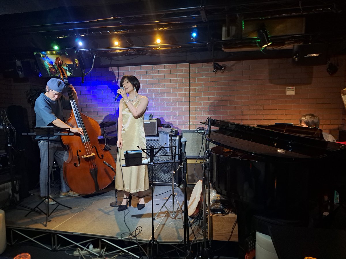 oldfashionedlo1's tweet photo. 「Live Music &amp; Bar Lounge ASIAN CAFE(東京都目黒区鷹番)」

東京都心の最高気温が35.2℃まで上がり "猛暑日" になった7/31(金)の夜は、7/24(金)に引き続き、こちらの "ライブハウス" にお邪魔しています。

(出演者敬称略)

柿原薫(Vo)
Chisa(Vo)
鈴木史門(Pf)
田中洋平(Ba) https://t.co/goHAe0WCKA