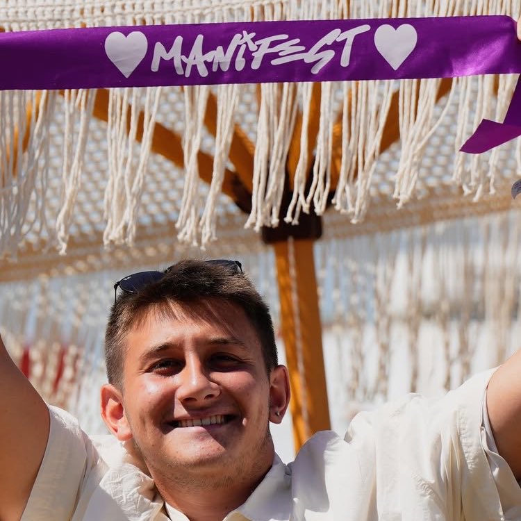 manifamcity's tweet photo. manifest sevgimiz Türkiye’den tüm dünyaya yayılıyor.

📍 Priştine, Kosova ���🇰 https://t.co/vvJ8XFBoON