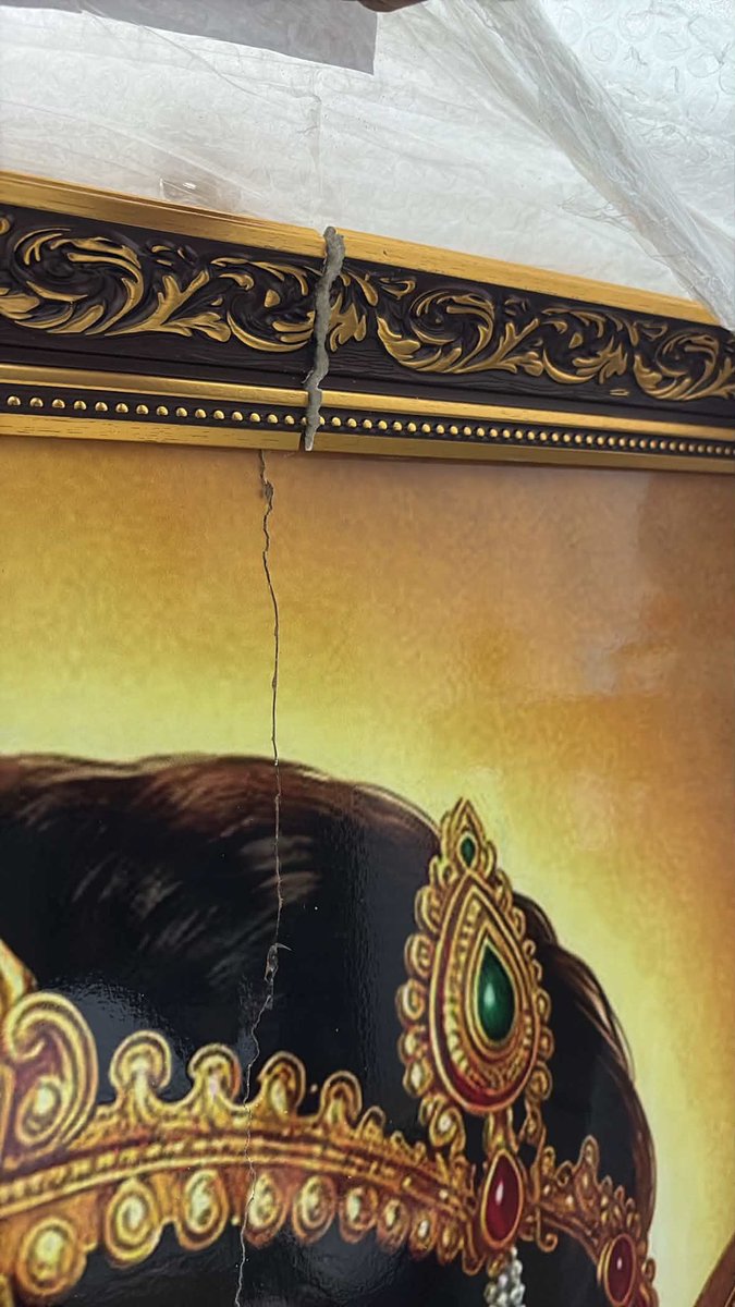 KrishnasaiK53's tweet photo. @help_delhivery see how your delivery is ? 10,000 INR Frame got broken. If you can’t deliver properly, why are you guys in this field ? It is clearly mentioned over the product Handle with care and Glass like product. Eagerly waited for this one but you just shattered my happines https://t.co/6ewKfnjGwz