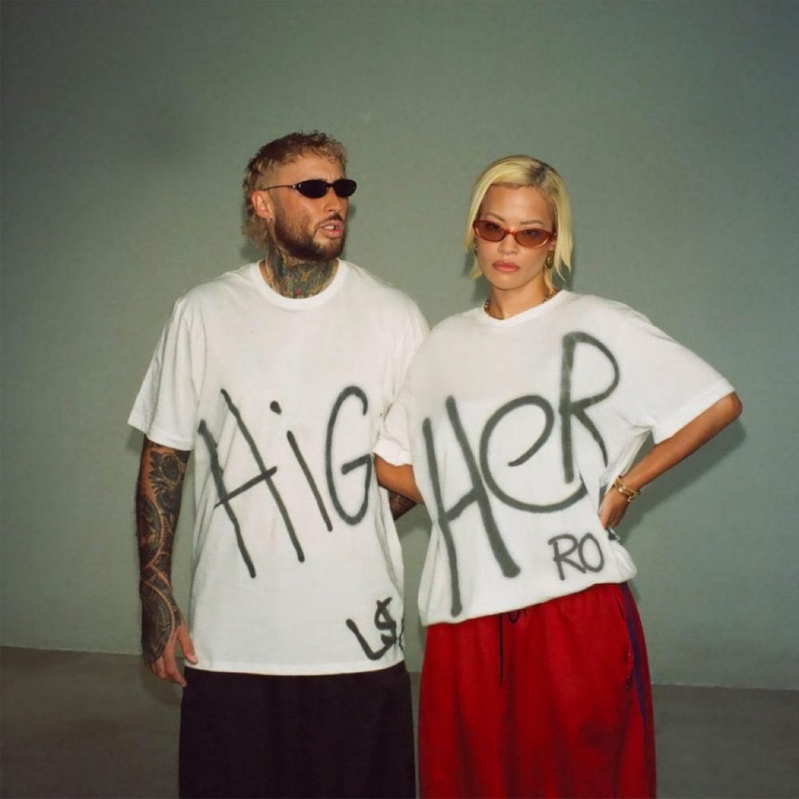 Charts_Ora's tweet photo. 🚨 | @RitaOra has released her new trash song that nobody asked for!

Buy and stream “Higher” here:
🔗 — https://t.co/FHJ3UJB2Mz https://t.co/pXKtVwJQP5