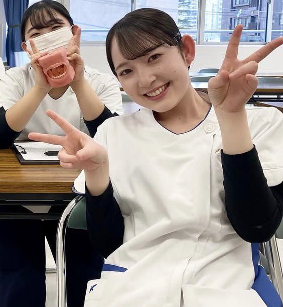Kh3kmh's tweet photo. お口をさらされてしまってる学生さん https://t.co/w3FYKCFQ7Y