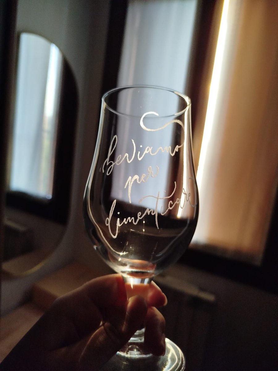 Cinnamaldeide's tweet photo. 2026, 31 July. Beviamo per dimenticare
#glass #engraving #glassart #calligraphy #lettering

Working on mirror and glass surfaces, I must say that writing on something other than paper is a challenge, but I love it! Feels like conquering new territories, expanding my horizons 🗺️ https://t.co/2CTvkAww7X