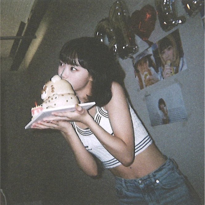 dear_dear_i's tweet photo. 매해 8월 1일마다 널 좋아하길 잘했다고 후회없다고 말하고 있는데 그게 여전히 유효하다는 게 얼마나 고마운지🥹 자랑스럽고 사랑스러운 내 가수 채워나 태어나줘서 고마워 건강하게 오래오래 보자💖

#여름의인트로_김채원
#TimeToChaelebrate https://t.co/n6VjeYLGqJ