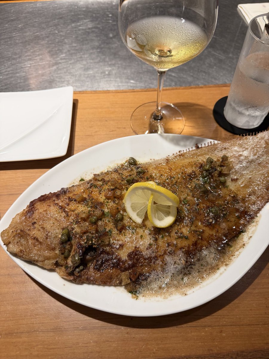 Persis_Lipset's tweet photo. 今日は久しぶりに、ドーバーソールをこの形で見た🐟 https://t.co/soifa6SmWK