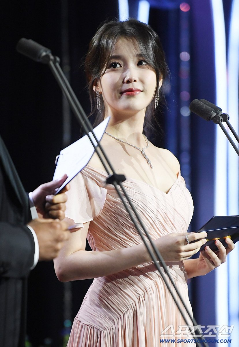 iuedelweiss's tweet photo. 진심 너무 공주님…

#아이유 #IU #청룡시리즈어워즈 https://t.co/uXNLVGJsuo