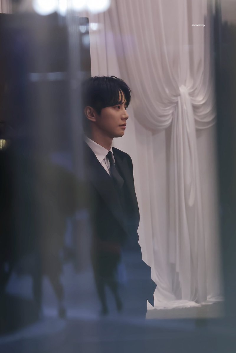 goldsilver_love's tweet photo. 연시은 결혼식에 참석한 금성제로 먹고싶다
근데 웃긴건 주머니 속에 숨겨놓은 왼손약지에 지도 결혼반지 끼워져있음ㅋㅋ https://t.co/o8eLrNA6kn