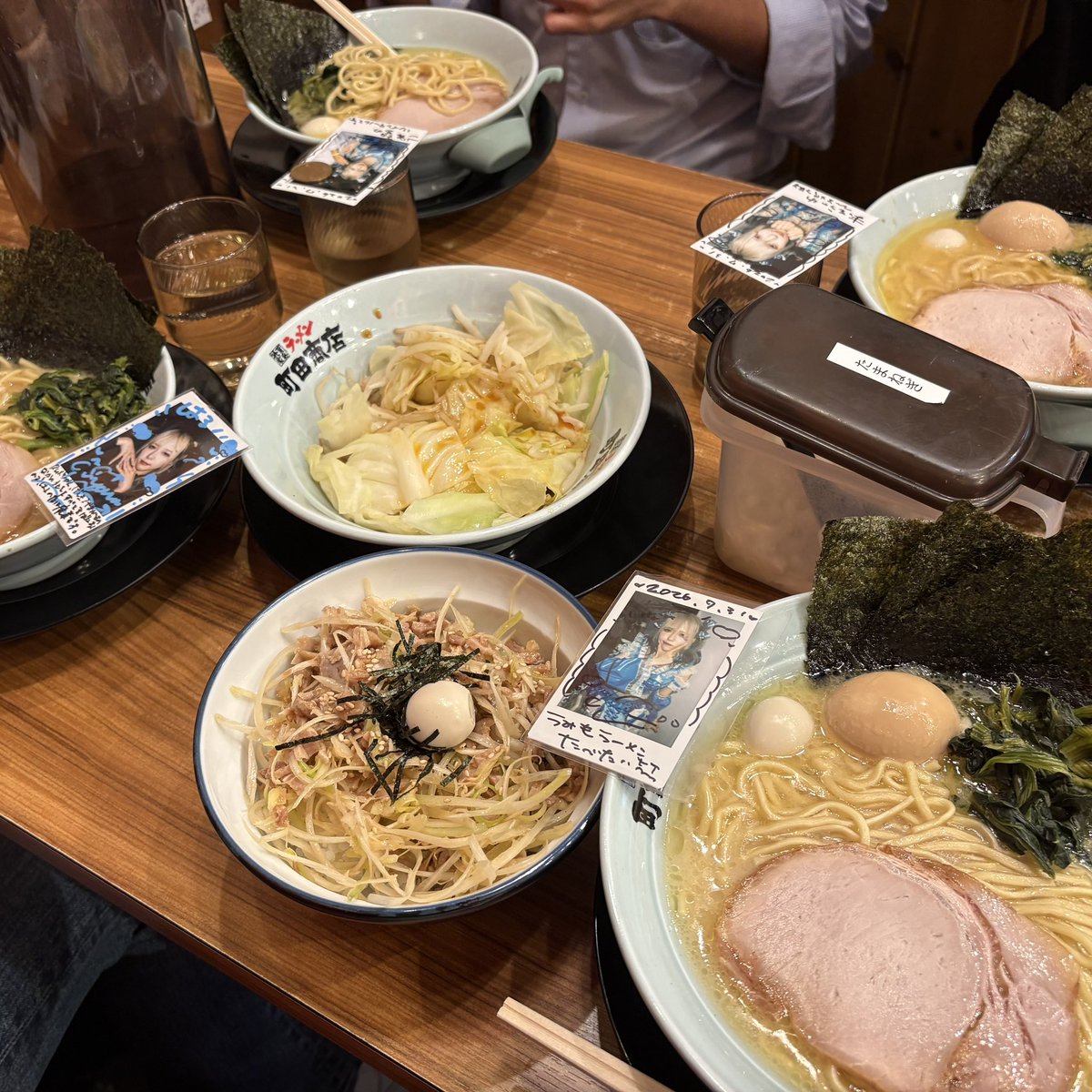 am13ri's tweet photo. 代行してもらってぱヲとラーメン食ってるの謎 https://t.co/GnVU0od5Oe
