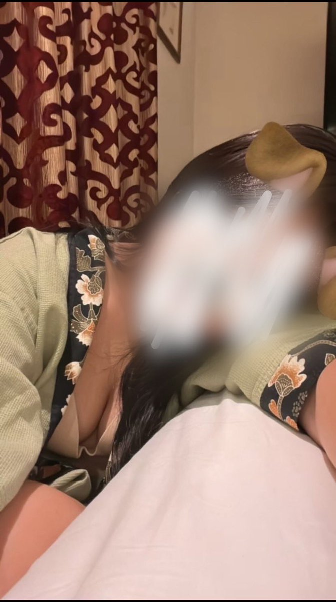 mio_cha19's tweet photo. フォローしてくれてる人に定期的におな動画送るとかしたらみんな嬉しいかな？
ちなみにこの写真はまだ高校生の時で今よりちっぱい🫠
 #裏垢 #裏垢女子 #大学生 #女子大学生 https://t.co/uh9qmavBoA