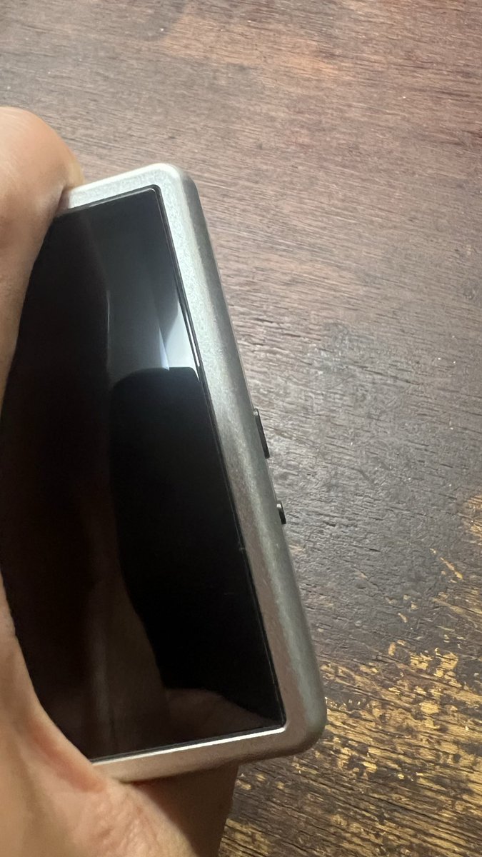 kojikogi's tweet photo. 一目で絶対に買うと決めたrg rotateがようやく届きました✨

こんな回転機構を販売してくれたANBERNICの物作りの心意気に感服！まさにロマンの塊！

悩み抜いた結果シルバーにしましたが高級感が半端なく所有欲を満たしてくれます！

正に中華ゲーム機！こういうので今後もワクワクしたい✨

#rgrotate https://t.co/12n7aaonmd
