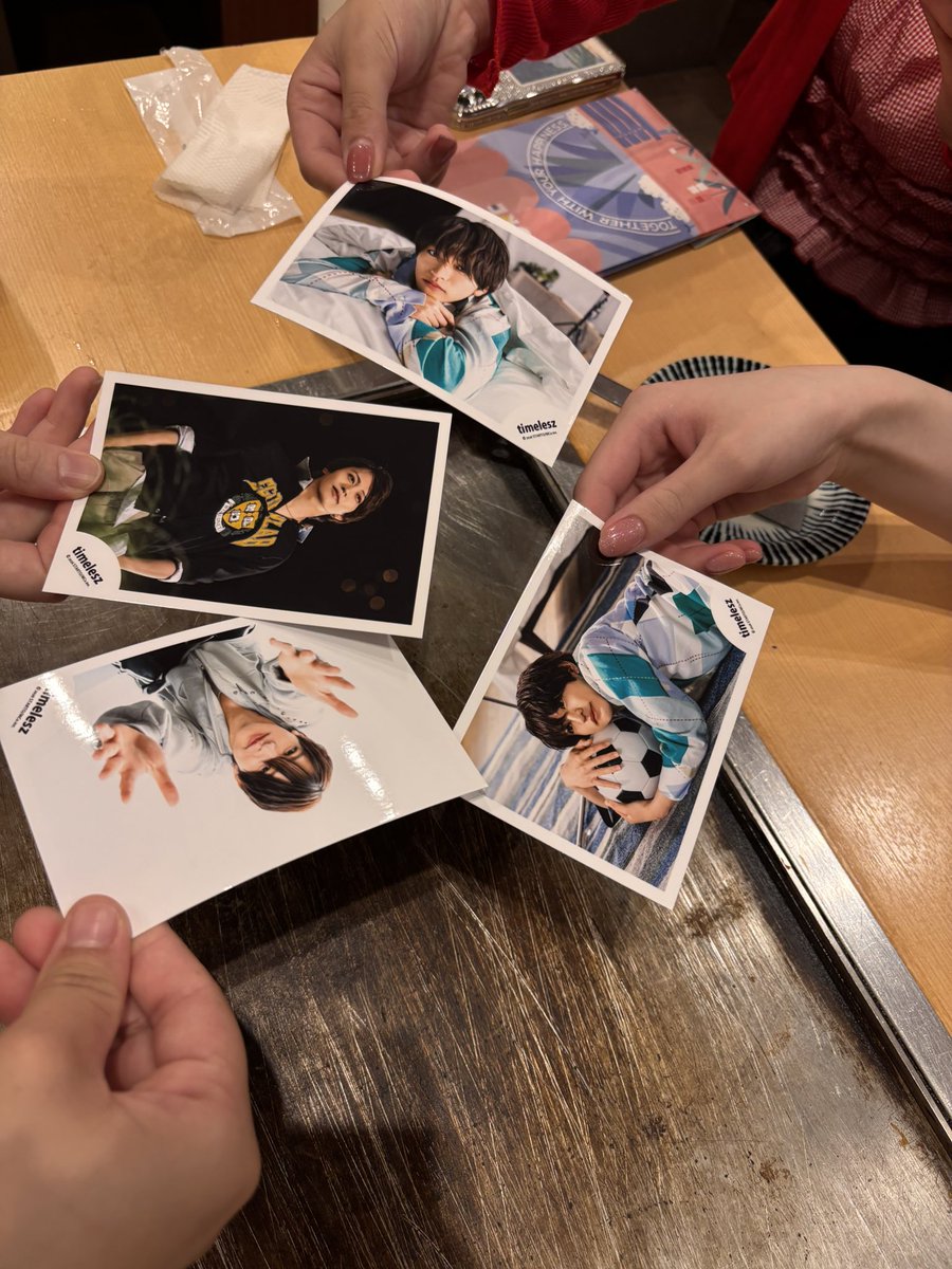 0705kkorkyo's tweet photo. 皆んなで会場で旗を撮った☺️周杜くん🫶そのあとはお互いの推しの写真で好きそうなのを一枚ずつプレゼントしたよ☺️私の好きそうなのも考えてくれて嬉しい😆 https://t.co/7X8xqlil9G