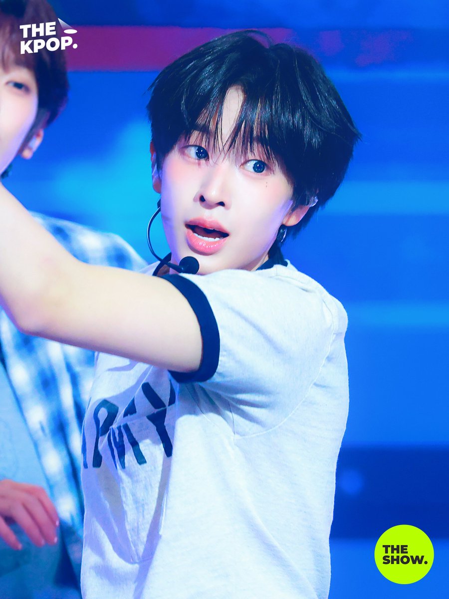 71wng's tweet photo. 더쇼 초이스 포토 비하인드 https://t.co/A5bRNS1kS2