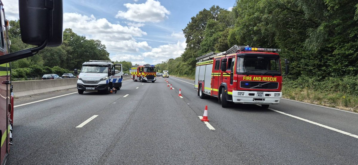 abwglobal's tweet photo. You couldn’t write it: two retired fire engines collected for Ukraine answered one final call on the M3 before leaving Hampshire. A year and a day earlier, the same team did the same near Kyiv. 🚒🇬🇧🇺🇦

#Ukraine #Firefighters https://t.co/VTW5nAJgG4