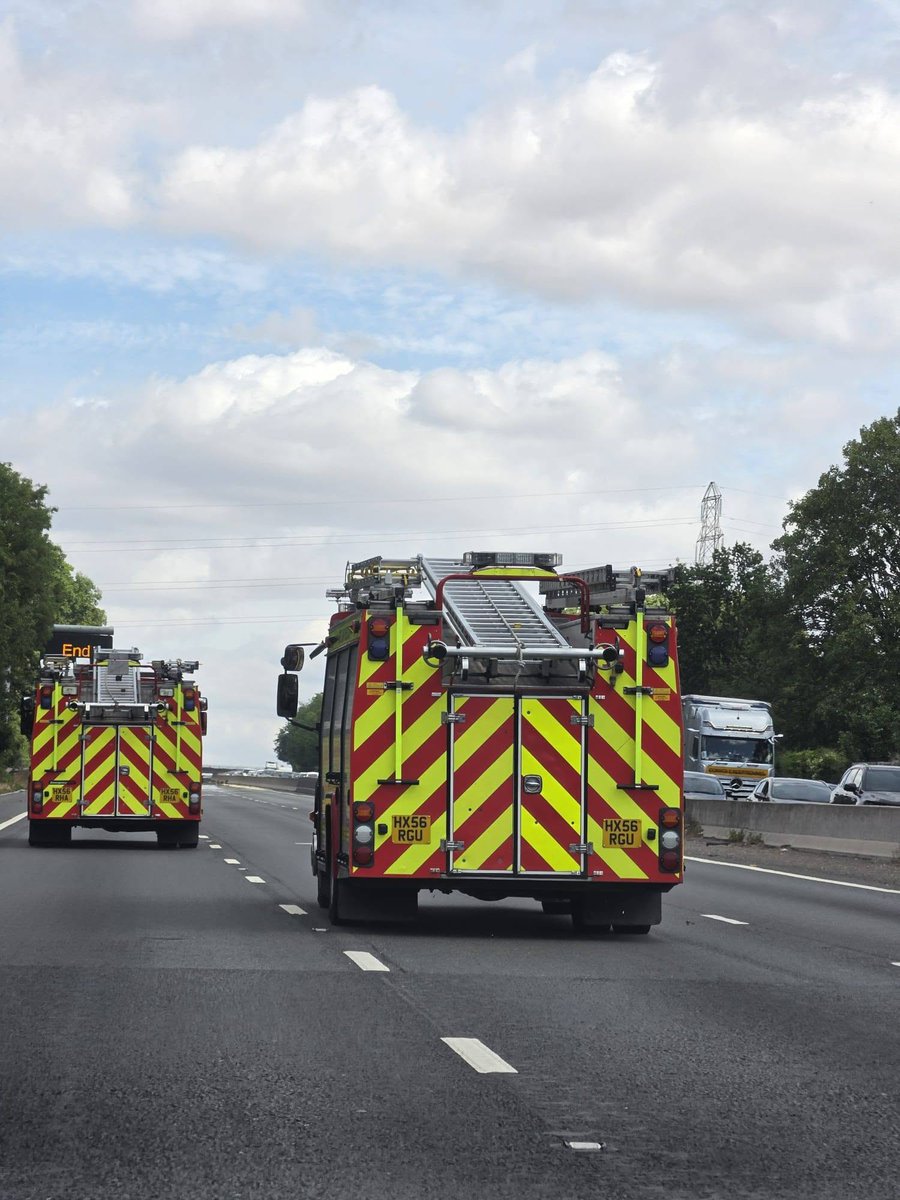 abwglobal's tweet photo. You couldn’t write it: two retired fire engines collected for Ukraine answered one final call on the M3 before leaving Hampshire. A year and a day earlier, the same team did the same near Kyiv. 🚒🇬🇧🇺🇦

#Ukraine #Firefighters https://t.co/VTW5nAJgG4