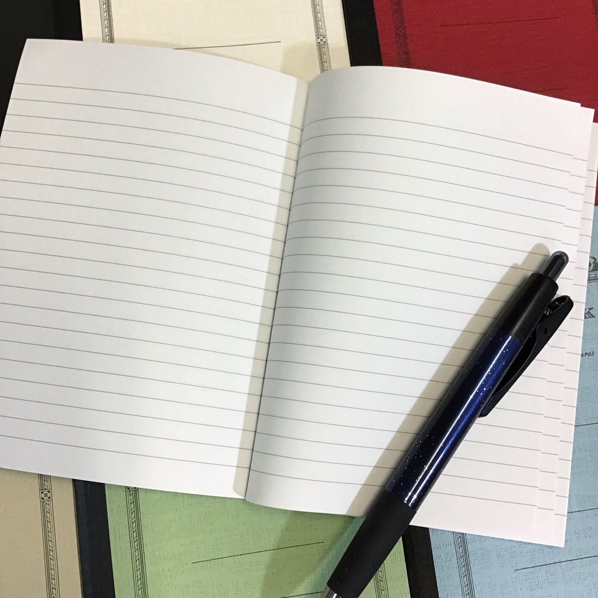 KNihondo's tweet photo. アピカさんのA6サイズのCDノートが、日本堂の新たな定番品として入荷しました。
ご覧下さい。特殊紙にクラシカルな飾り罫の表紙、本文用紙は書きやすく保存に適した王子製紙特抄の中性紙を、糸綴じ製本で仕上げております。
心が躍る1冊です。

6㎜罫20行 52枚　税込220円です。 https://t.co/8HLqBNTEaR
