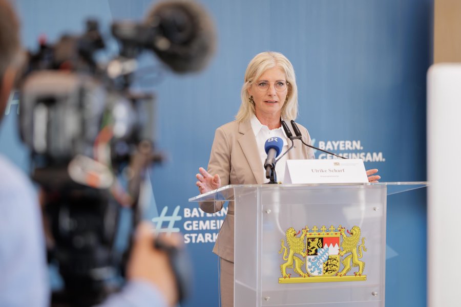 BayStMAS's tweet photo. #Arbeitsmarkt - Ministerin @ulischarf betont, dass mit dem Reformpakt der Bundesregierung wichtige Schritte eingeleitet wurden: „Im Herbst muss die Reformagenda weitergeführt werden. Bei den Minijobs ist das letzte Wort für mich noch nicht gesprochen.“
➡️https://t.co/m6PqQRltDy https://t.co/VWNE7t1Uh1
