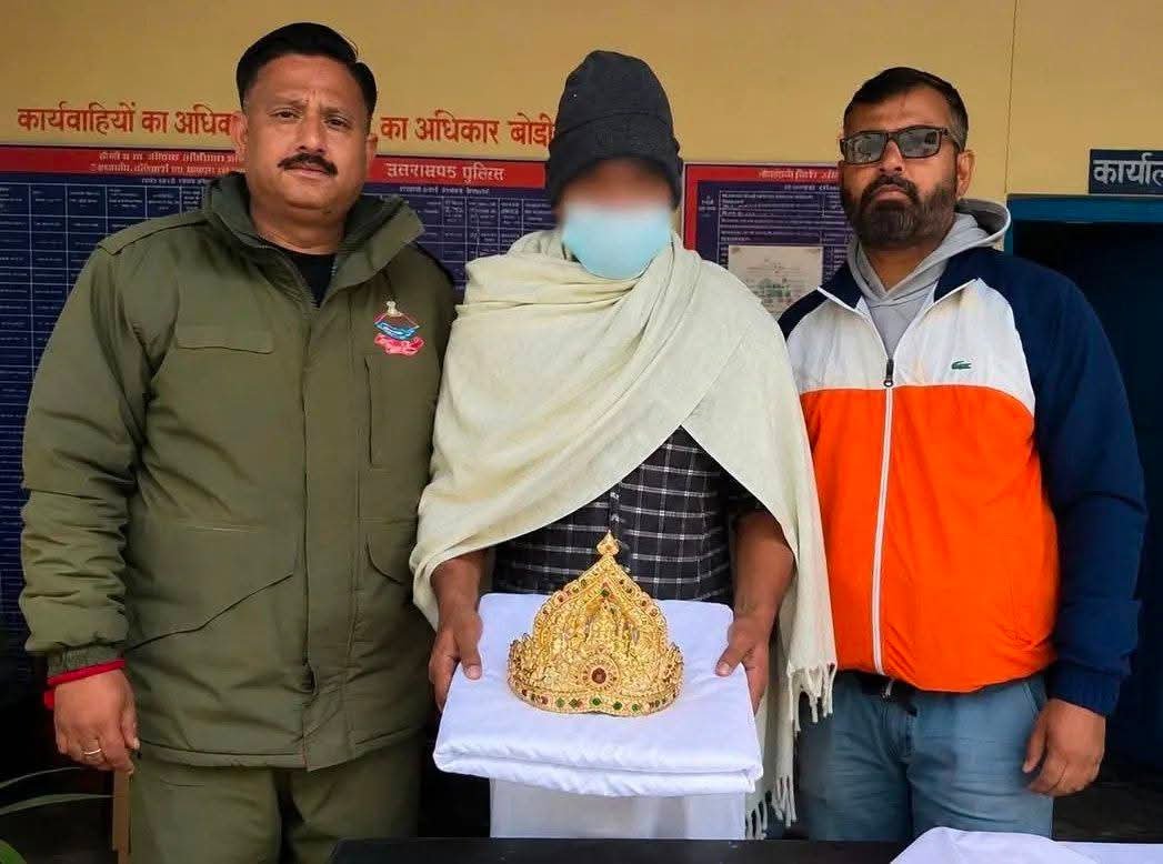 dromsudhaa's tweet photo. बद्रीनाथ धाम से देवी-देवताओं के लाखों रुपये के सोने के मुकुट चोरी करने वाला पुजारी राघवराम पाठक गिरफ्तार हो गया है। वह आश्रम में भजन-कीर्तन करता था।

वैसे ये पाठक सरनेम किस जाति का होता है ? https://t.co/MSFiG22FRm