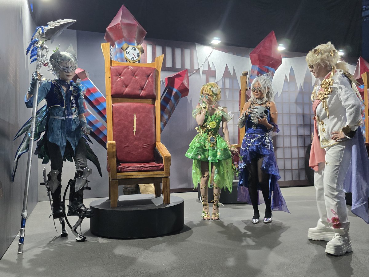 8Harutobi's tweet photo. #第五人格8arty
誰が吊られる？で動けなくなるよへとじゅっちゃん、エマちゃん
仕草がとにかく可愛いエマちゃん
見つめあって動かなかったよへとイタカ
座っている姿がカッコよすぎるイタカ https://t.co/bfV7PgBM0X