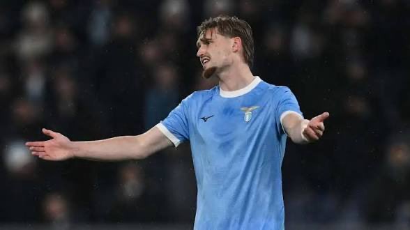 TPIOTT2000's tweet photo. 🧨⚪️⚫️#Juventus | Contatti avviati con l’entourage di #Taylor, tensione in casa #Lazio

Nell’ultimo allenamento biancoceleste momenti di forte tensione tra il centrocampista olandese e #Gattuso, che l’avrebbe cacciato dal campo.

Situazione da monitorare nelle prossime ore. https://t.co/XsU4snH5f6