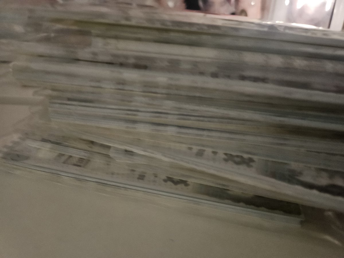 0101winter_love's tweet photo. 나눔 물품 실물입니다!! 근데 제가 티켓 수량 발주할때 묶음을 수량으로 착각해가지고ㅋㅋ 140장이나 나와버렸으여...... ㅋㅋ어쩐지 너무 비싸더라 그래서 나눔 수량 변경이 있는데

-🩵티켓 1장-나눔품목 1개( 예시:인화사진 1장, 아크릴 1개, 핀뱃지1개) 이런식으로 진행하다가 

품목이 다 떨어지면
-🩵티켓 2장으로 진행합니다!!