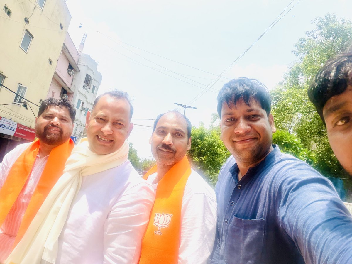 ChTarunKumarBJP's tweet photo. संत रविदास जी की 650वीं जयंती वर्ष के उपलक्ष्य में भाजपा सरकार देशभर में 7 माह का समरसता अभियान चला रही है। वाराणसी से संत रविदास जी की जन्मस्थली का पावन माटी कलश लेकर दिल्ली भाजपा की 11 सदस्यीय टीम राजधानी पहुंची, जहां नेताओं और कार्यकर्ताओं ने भव्य स्वागत किया। https://t.co/usT2S2vui6