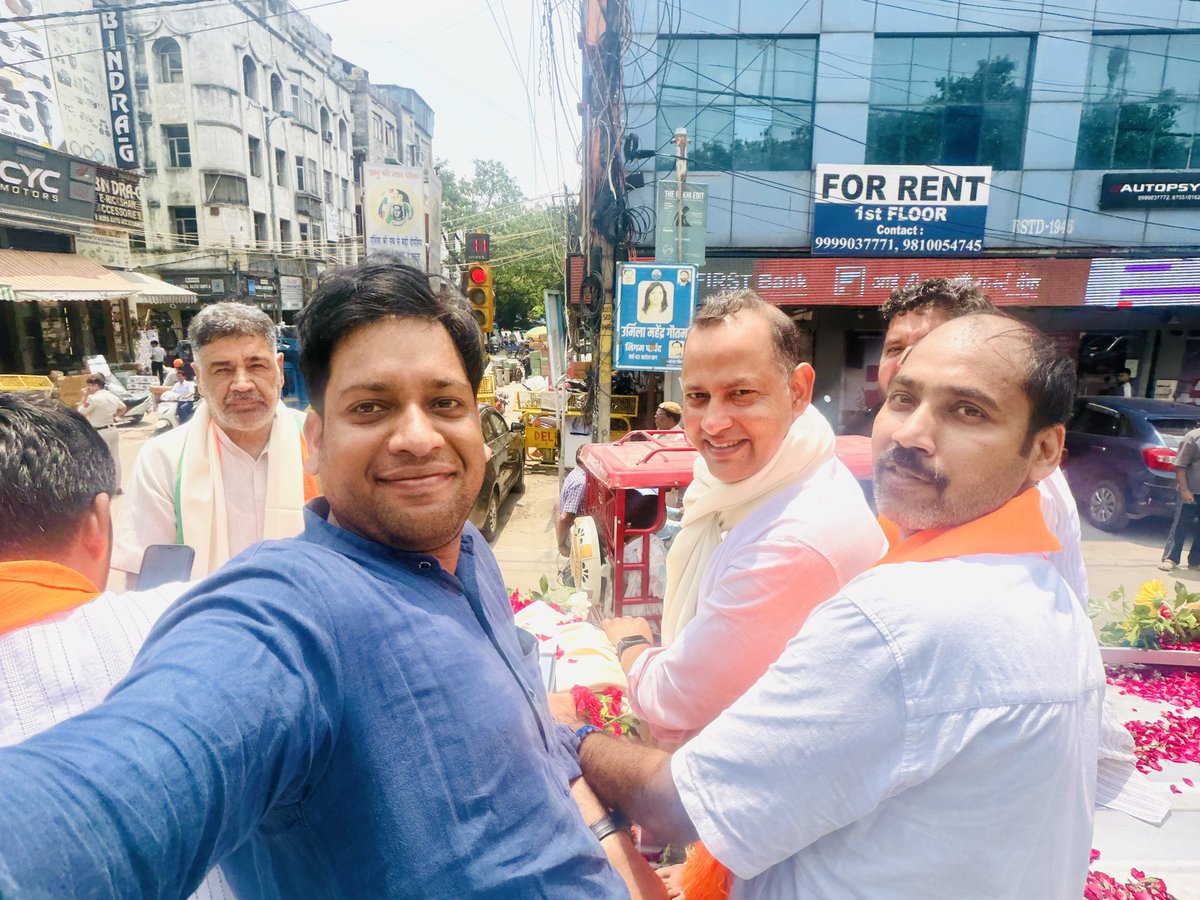ChTarunKumarBJP's tweet photo. संत रविदास जी की 650वीं जयंती वर्ष के उपलक्ष्य में भाजपा सरकार देशभर में 7 माह का समरसता अभियान चला रही है। वाराणसी से संत रविदास जी की जन्मस्थली का पावन माटी कलश लेकर दिल्ली भाजपा की 11 सदस्यीय टीम राजधानी पहुंची, जहां नेताओं और कार्यकर्ताओं ने भव्य स्वागत किया। https://t.co/usT2S2vui6