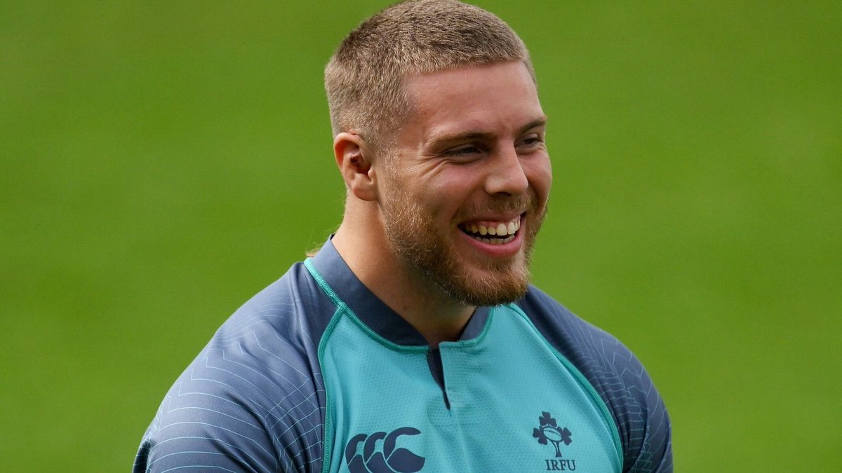 CixtoRugby's tweet photo. 🏉 FOCUS JOUEUR - SEAN JANSEN 🇮🇪

Quel est le rôle et quelles sont les qualités de Sean Jansen qui vient de réaliser une saison exceptionnelle avec le Connacht, pourquoi Andy Farrell lui a offert sa première sélection avec l'Irlande et une vidéo de tous ses essais cette saison pour vous montrer son talent 📹💥

👨‍🦱🔽 Son profil en 3 points :

- Porteur de balle d'élite (1m91 - 118kg) : très explosif, avance énormément après contact et fait constamment gagner des mètres à son équipe.

- Finisseur proche de la ligne : sûrement l'un des meilleurs numéros 8 au monde dans les 5 derniers mètres. Son timing, sa puissance et sa capacité à rester debout font de lui une arme redoutable pour conclure les actions.

- Volume de jeu : très actif ballon en main, bon soutien offensif, capable de faire vivre le ballon après contact et plaqueur fiable avec une grosse activité défensive.

🥇 Profils similaires : Tom Willis 🏴󠁧󠁢󠁥󠁮󠁧󠁿, Marko Gazzotti 🇫🇷, Rob Valetini 🇦🇺

📄 : Ce profil permet d'apporter une énorme menace offensive depuis la troisième ligne. Jansen est un joueur qui avance quasiment à chaque prise de balle, crée constamment de l'avancée et possède un vrai sens de l'en-but. Après une première saison discrète au Connacht, il a complètement explosé sous Stuart Lancaster avec 12 essais en 20 matchs, ce qui lui a ouvert les portes de l'équipe d'Irlande. Dès sa première titularisation face au Japon, il a été élu Homme du Match, inscrivant un essai et impressionnant par sa puissance et son activité.

🇫🇷❓ : En France, on possède très peu de numéros 8 avec ce profil. Celui qui s'en rapproche le plus est selon moi Marko Gazzotti, capable d'apporter beaucoup d'avancée ballon en main et de faire la différence par son explosivité. Mais aujourd'hui, aucun Français n'a encore cette efficacité près de la ligne ni cette capacité à enchaîner les essais comme Sean Jansen.

#Rugby