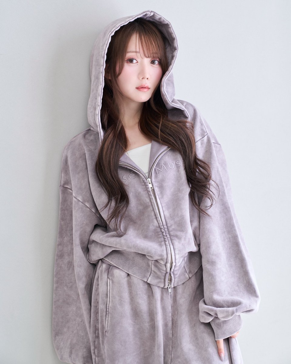 rosemuse_'s tweet photo. ┈𝑛𝑒𝑤 𝑎𝑟𝑟𝑖𝑣𝑎𝑙

"Chemical washed hoodie"
color : purple / navy
¥13,200(tax in)

ケミカルウォッシュのジップパーカー

ゆったりとしたシルエットながら
長すぎない丈感で着回しやすいアイテムです。

⁡ ↪︎web store 8/18(tue)20:00~

#RoseMuse https://t.co/d0xb17LtjO