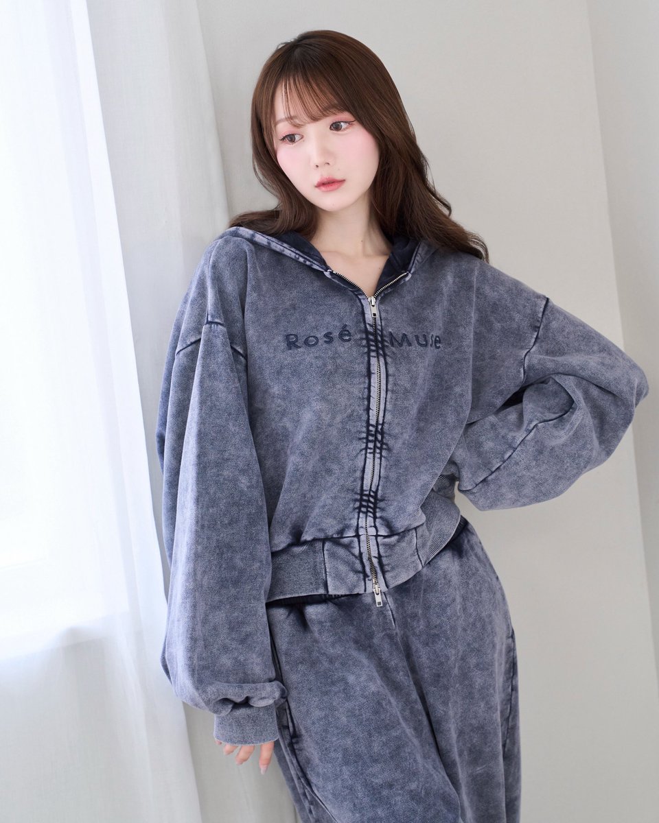 rosemuse_'s tweet photo. ┈𝑛𝑒𝑤 𝑎𝑟𝑟𝑖𝑣𝑎𝑙

"Chemical washed hoodie"
color : purple / navy
¥13,200(tax in)

ケミカルウォッシュのジップパーカー

ゆったりとしたシルエットながら
長すぎない丈感で着回しやすいアイテムです。

⁡ ↪︎web store 8/18(tue)20:00~

#RoseMuse https://t.co/d0xb17LtjO