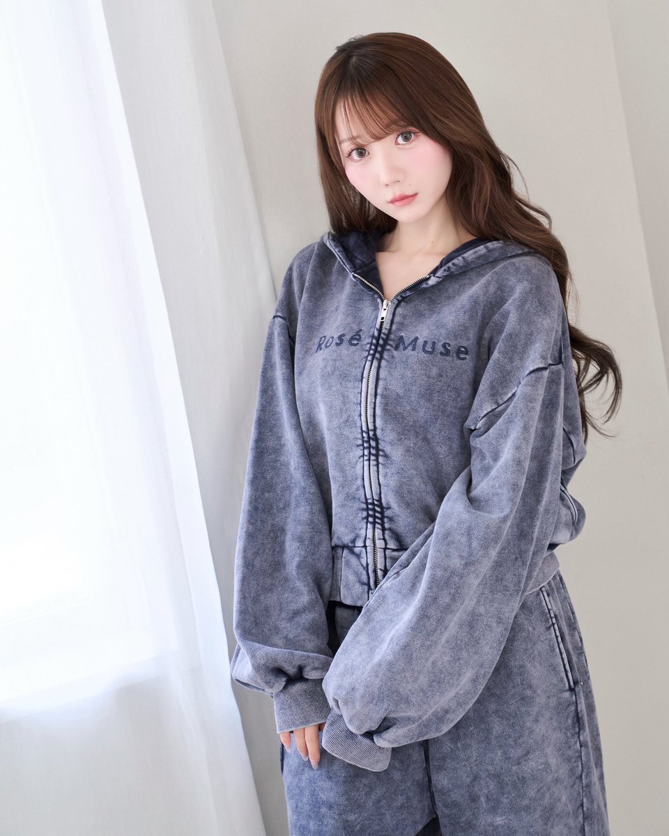 rosemuse_'s tweet photo. ┈𝑛𝑒𝑤 𝑎𝑟𝑟𝑖𝑣𝑎𝑙

"Chemical washed hoodie"
color : purple / navy
¥13,200(tax in)

ケミカルウォッシュのジップパーカー

ゆったりとしたシルエットながら
長すぎない丈感で着回しやすいアイテムです。

⁡ ↪︎web store 8/18(tue)20:00~

#RoseMuse https://t.co/d0xb17LtjO