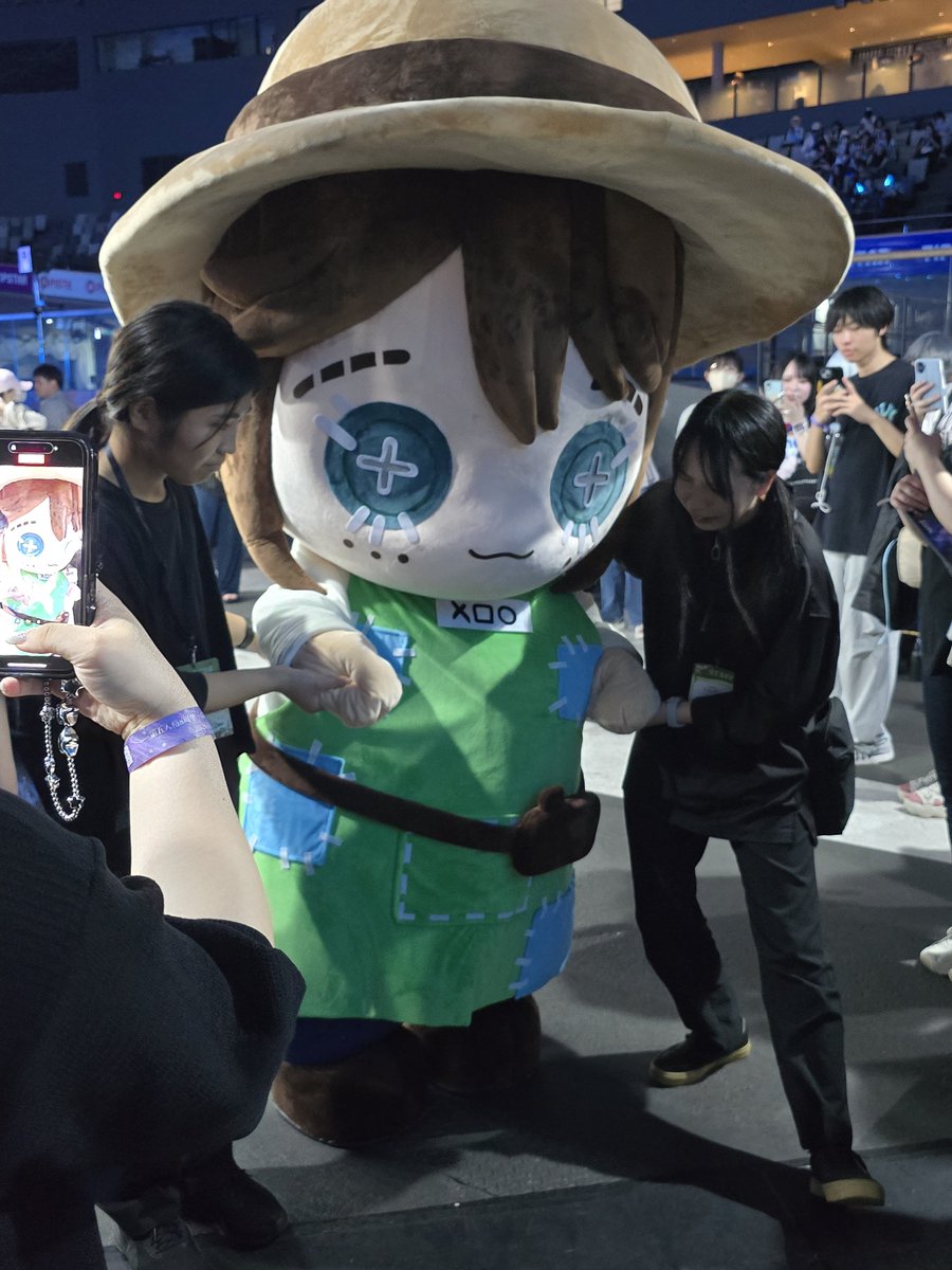 8Harutobi's tweet photo. #第五人格8arty
「あ、どうも。」的な感じで手で挨拶してくれたゆるっぺ
ひとりでだけデザインが変わっているかつ足元躓き注意のために2人がかりで介護されるゆるエマちゃん
うちのｲﾗｲｸﾝと会場内で知り合ったフレさんのフレさんのイソペ https://t.co/lMlKMyPSRf