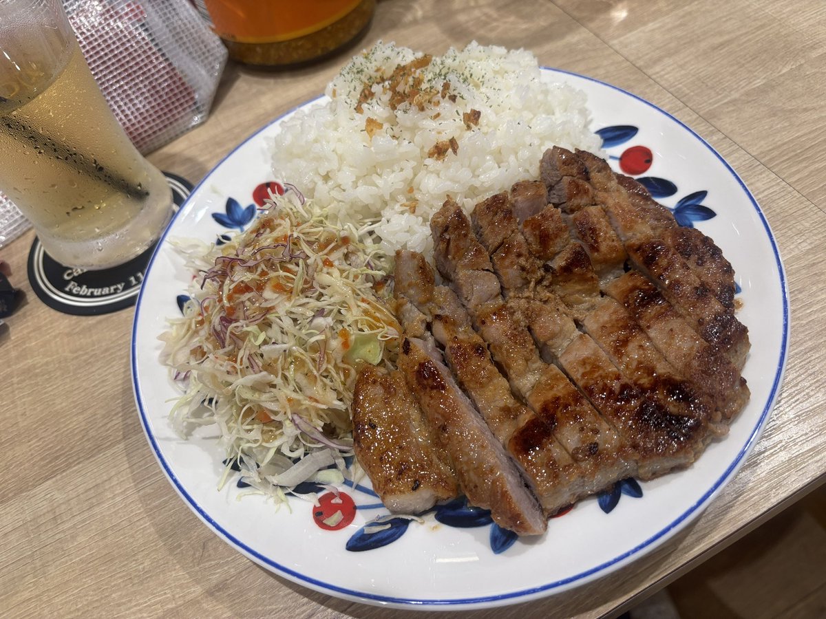 meljomjo's tweet photo. また普段はないメニュー
豚肉塩麹漬け焼き定食
この前の味噌漬けよりこっちが美味いかも😋 https://t.co/e10RoeT5i7