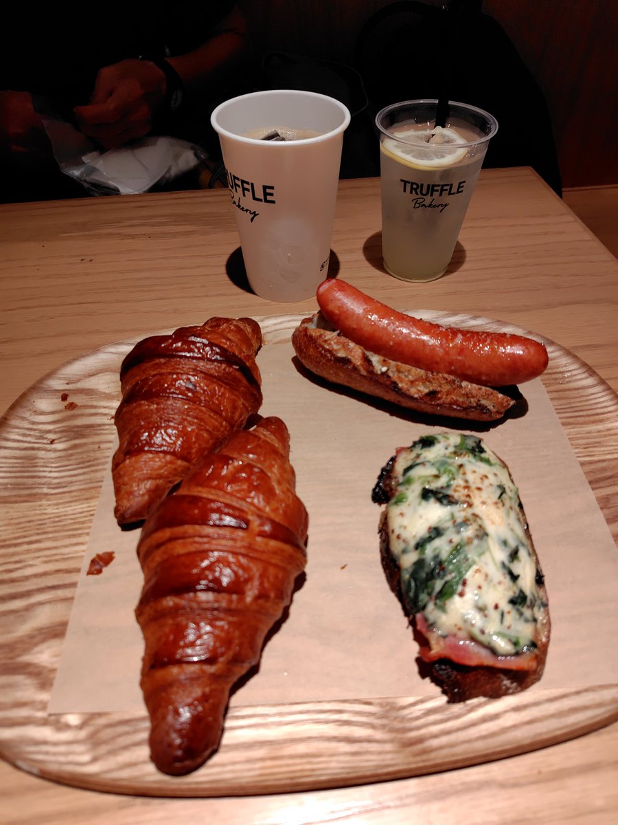 puripontako's tweet photo. TruffleBAKERY ルミネ新宿店
2回目の訪問
ここ おいしい😋
高いけどおいしい😋
パンもおいしいし
ソーセージもおいしい😋
実はアンコもおいしいけど今日は無しね
もっと色々食べてみたい😁 https://t.co/H4WU1jMp7J