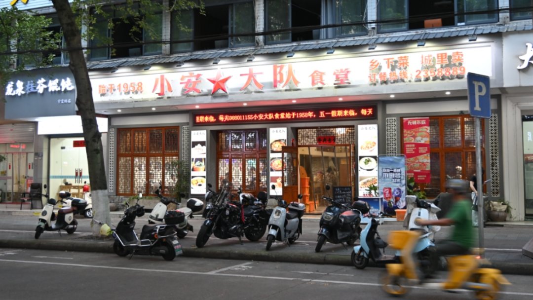 shui_han_'s tweet photo. For 13 years, this downtown canteen has been serving loyal customers with authentic Lishui flavors. From wild mushroom duck soup to spicy fish head, every dish tells a story of local culinary heritage. 🤤🤤🤤#WeLoveZhejiang #LocalEats https://t.co/ou6poyXUCE