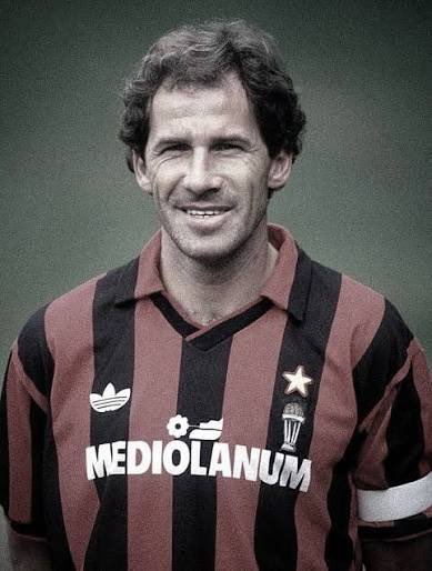 LpCaste's tweet photo. Este señor es el que enseñó como se debe defender. A todo el mundo desde él. El rojo y negro son mis combinación favorita por su Milán. Es de los únicos equipos y uno de los únicos jugadores q pone de acuerdo a todo el mundo. Grazie, capitano. https://t.co/TV3ibkGZNR