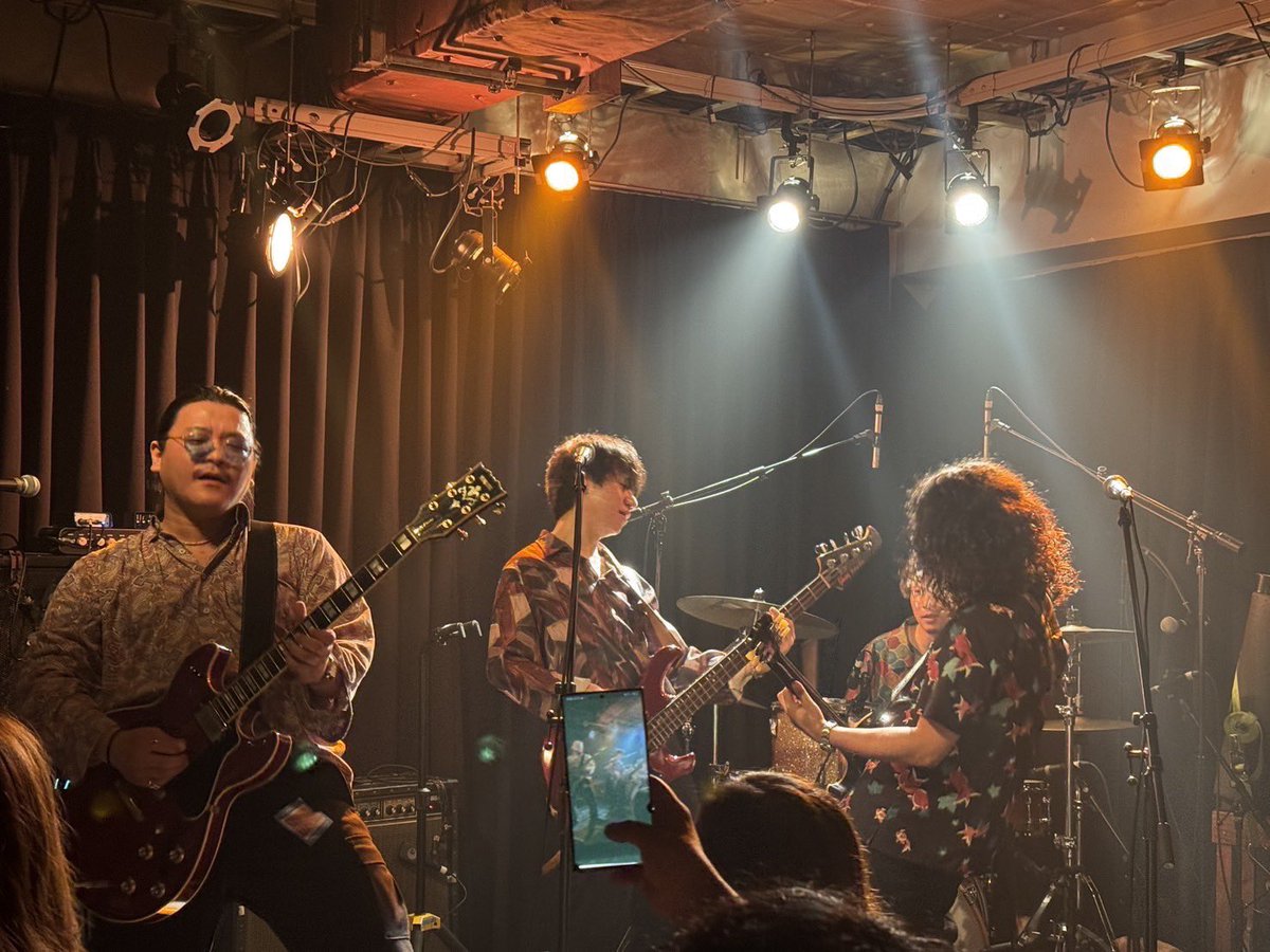 edogawadominos's tweet photo. 下北沢threeありがとうございました！

スタッフの方も対バンの方も面白い人いっぱいだった！
また出たい！
よろしくお願いします😎

次回の江戸川ドミノスはsound stream sakuraでのアトイップンデアシタ企画！
なんと大学の後輩が誘ってくれたぜ！
気合い入れて行くので絶対来てね！ https://t.co/IeRPADIpM2