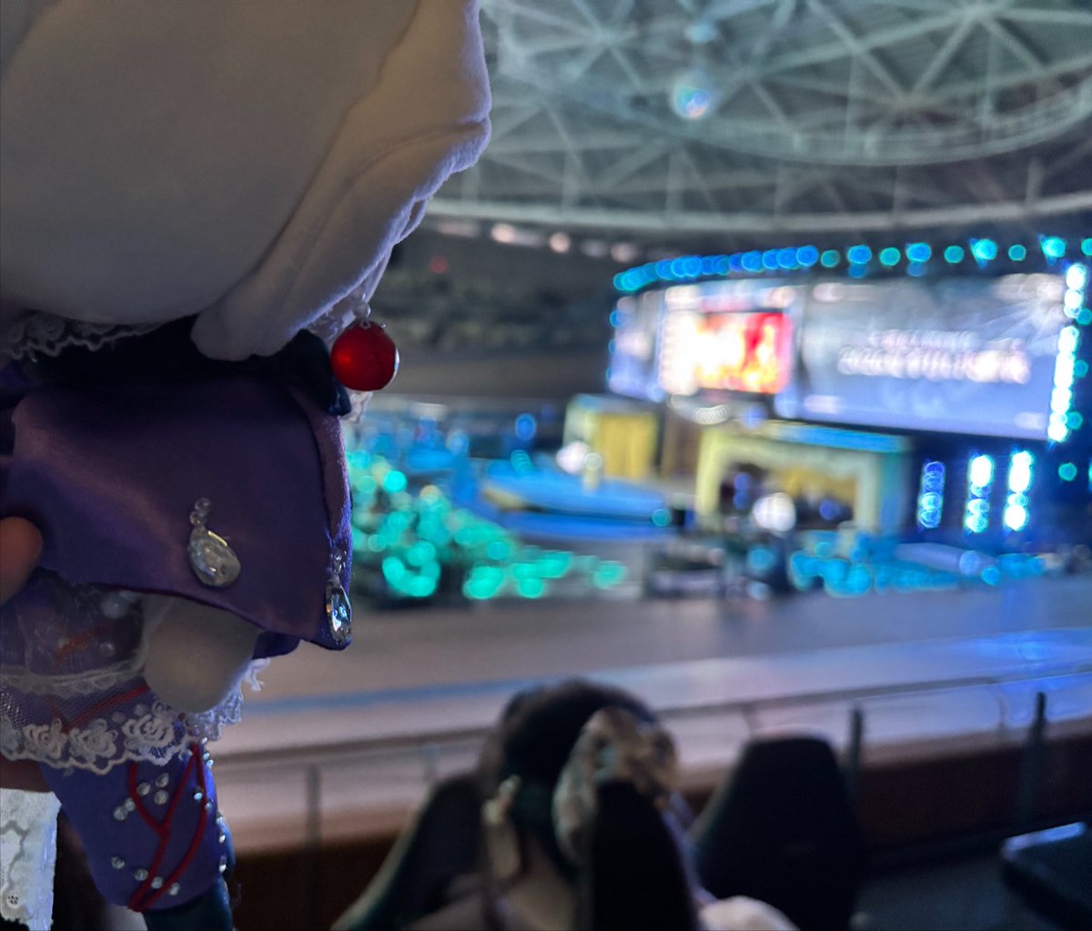 Mayhare_V's tweet photo. 今年の母渾身の一作、夏のミニジョは「夢に沈む」の衣装でしたよろしくお願いします。たくさん見てもらえて嬉しい！

赤い謎の紐もダイヤシールを貼る作業もボタンの取り付けももう2度としたくありません…………(おてつだい) https://t.co/gkHjiDnYXb