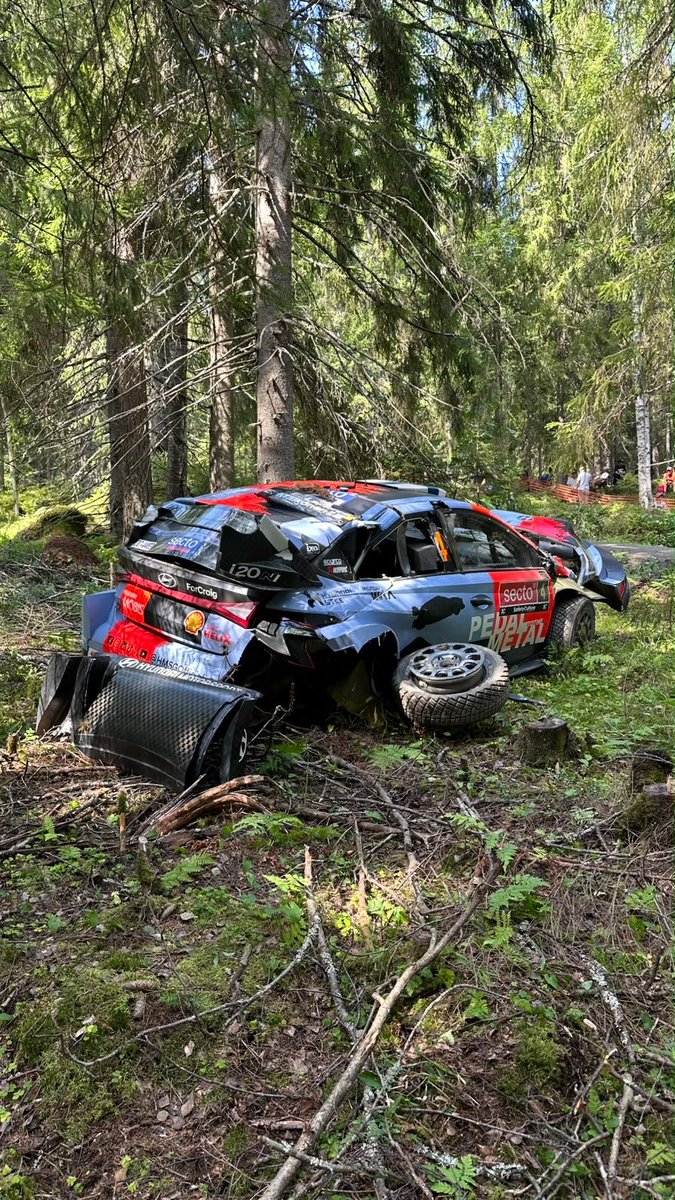 TearOffFR's tweet photo. “C’est sur qu’elle va beaucoup moins bien marcher maintenant”

#WRC #SectoRallyFinland https://t.co/3UJfCwzG8u