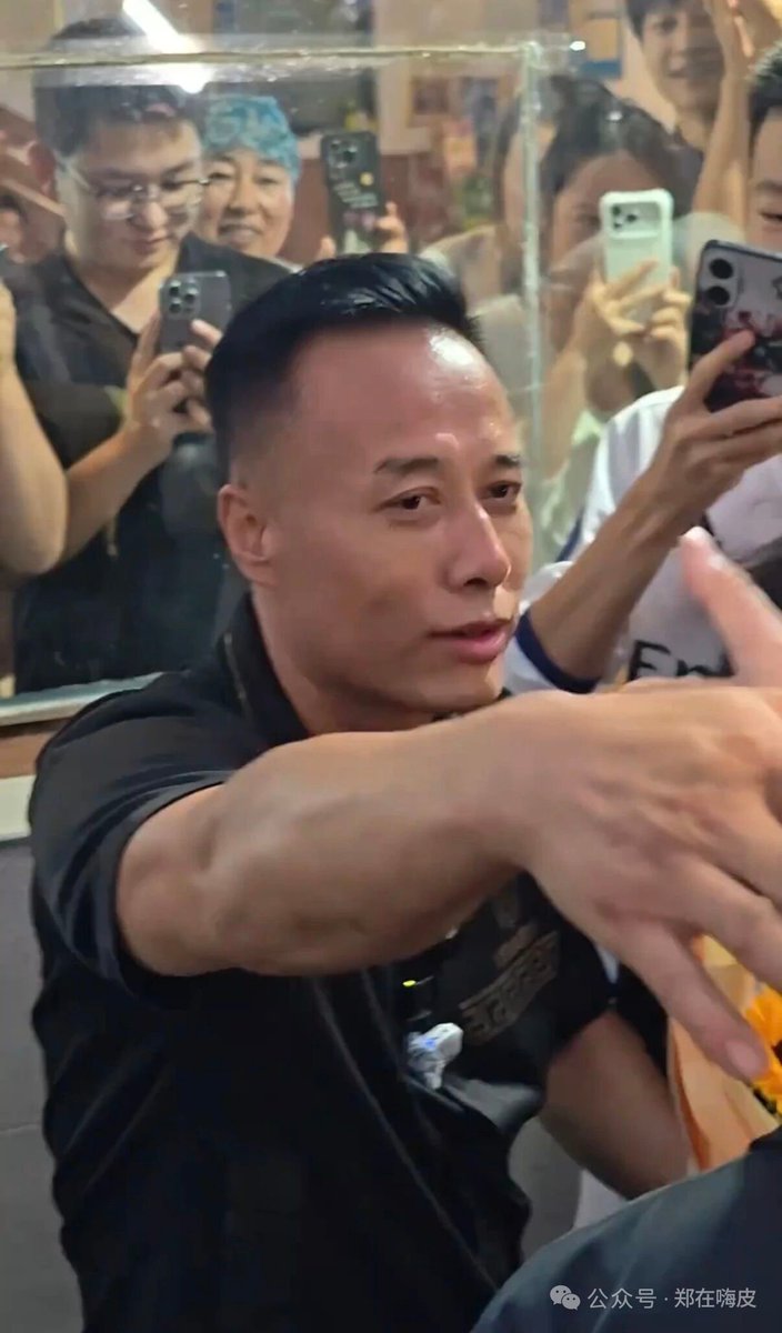 curshlinn's tweet photo. 在中国，有时候改变命运的，不一定是天赋，而是一张「撞脸」。

陕西铜川一位烤肉师傅马建平，因为长相神似马斯克，被顾客随手拍下发到网上后迅速走红，网友直接给他起了个外号——“烤斯克”。

据报道，老板开通社交账号后，每天涨粉超过 5 万，烧烤店客流量暴增，不少网友甚至驱车几百公里，只为见一眼这位“中国版马斯克”。

网友纷纷表示，不仅五官像，连神态、动作都神似。还有人调侃：“给他 P 一身西装，再让肩上扛个孩子，马斯克本人都得愣一下。”

不过，比起突如其来的流量，这位老板显得格外清醒。他表示，流量只是暂时的，真正能留住顾客的，还是烧烤的味道。

这句话或许才是他能把“网红”变成长红的关键。

你觉得这位“中国版马斯克”像吗？这家烧烤店的热度会持续多久？🤔