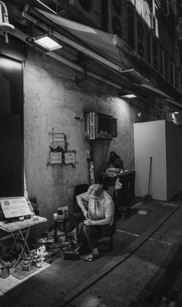 KissaHsgsta1106's tweet photo. 永远热闹，永远繁华，永远冷漠的旺角街头 https://t.co/tKdRkmVeKg