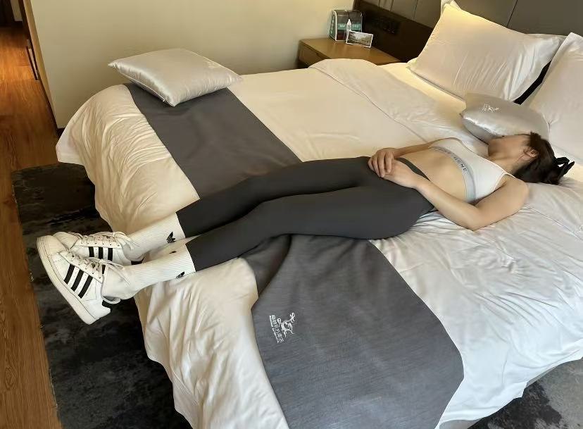dunkwudi666's tweet photo. 一个全新的穿鞋做爱预告，猛操贝壳头，喜欢这个搭配吗 https://t.co/rU6KOPUfcA