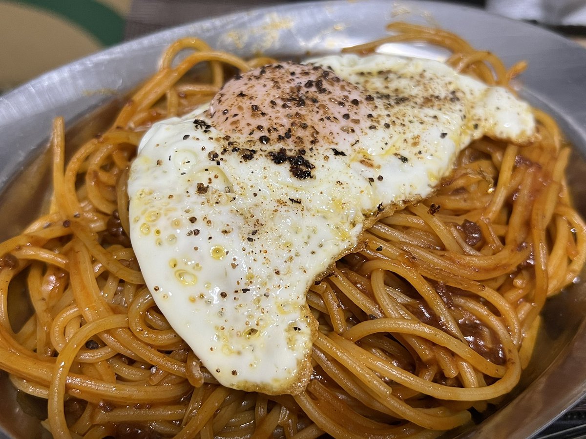 soori0726's tweet photo. #そーりーイーツ 
目玉焼き乗せミートソース https://t.co/a75vcTdLuM
