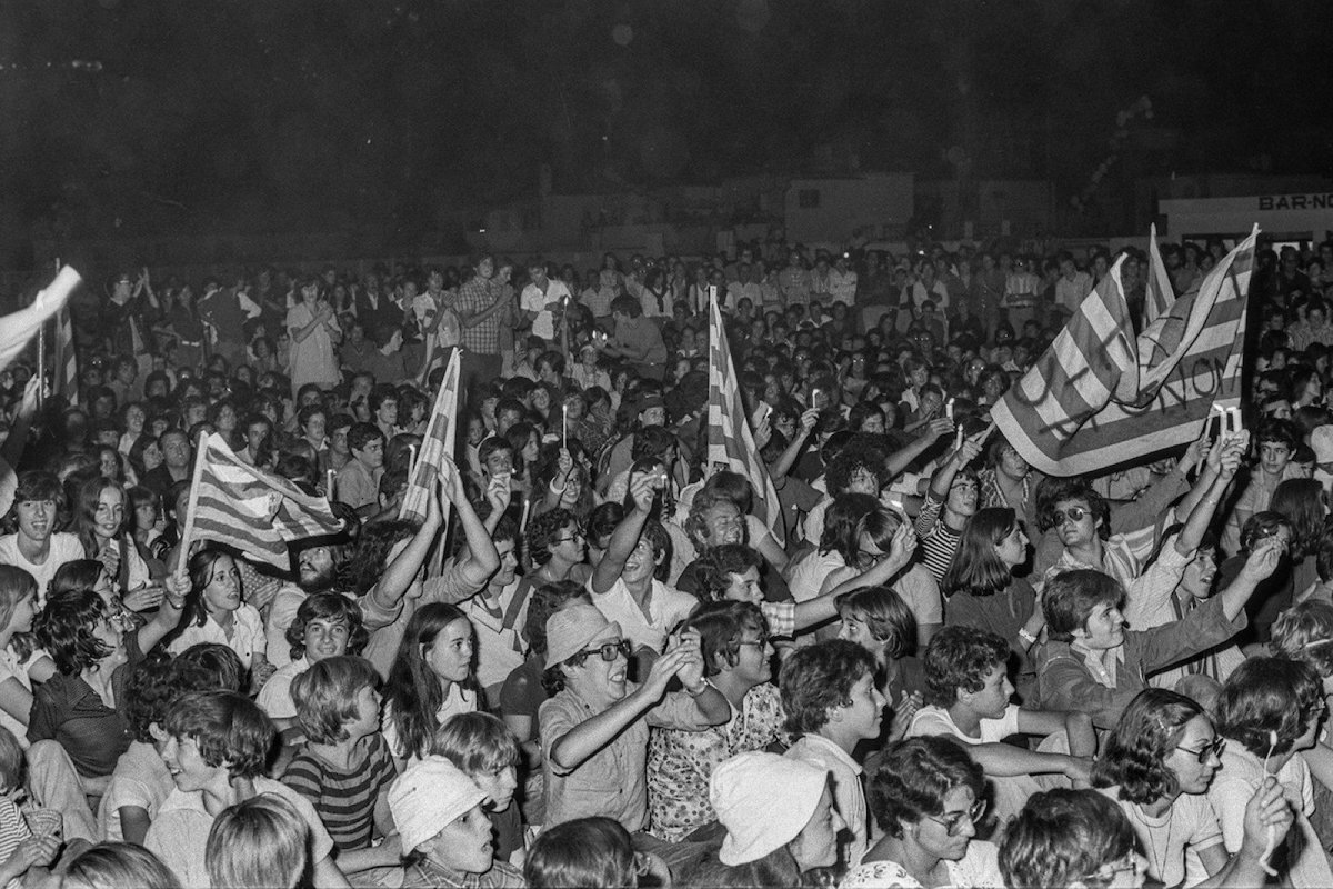 enderrock's tweet photo. 🔙 Avui s'inaugura a Roses una exposició sobre el festival 'El Poble Canta' per commemorar-ne el 50è aniversari.

🔗 https://t.co/KuF8mFsZDf https://t.co/xkwH7PKVAy