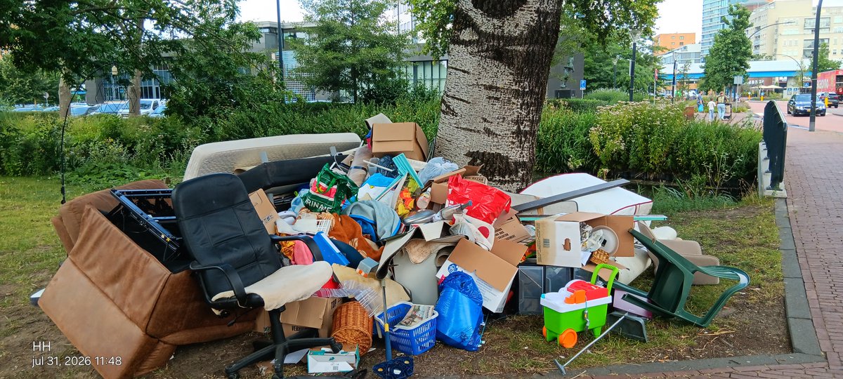 Piet_Heyn's tweet photo. Ze komen uit #Suriname om hier het land te vervuilen #Capelle tegen over gemeentehuis verschrikkelijk. https://t.co/I6zqsXT4Fv