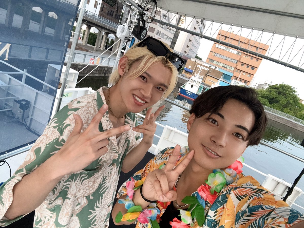 ryoyadesu11's tweet photo. 夏クル2026
来てくれてありがと‼️

Remixメドレーいかがだった！？
最後にみんなで合唱したのもエモいしいい思い出だなぁ😭

最強の思い出を創り上げてくれて大大感謝

アロハシャツに花飾りの浮かれポンチからの感謝の気持ちのちゅーを受け取ってください🏵️ ♡

 #7月クソお世話になりました！！！！ https://t.co/O2bbZzW5xJ