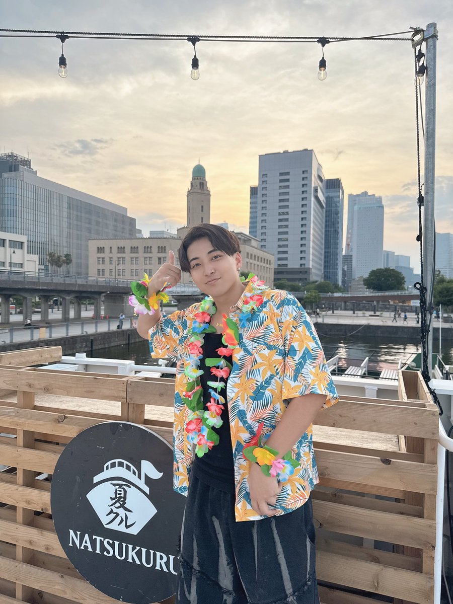 ryoyadesu11's tweet photo. 夏クル2026
来てくれてありがと‼️

Remixメドレーいかがだった！？
最後にみんなで合唱したのもエモいしいい思い出だなぁ😭

最強の思い出を創り上げてくれて大大感謝

アロハシャツに花飾りの浮かれポンチからの感謝の気持ちのちゅーを受け取ってください🏵️ ♡

 #7月クソお世話になりました！！！！ https://t.co/O2bbZzW5xJ