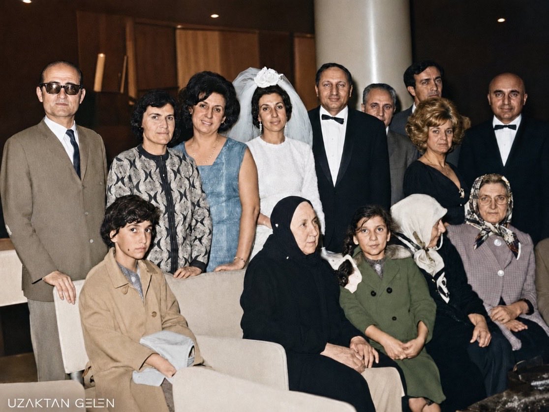 ozlemhelvaci24's tweet photo. Erbakan'ın düğün fotoğrafı. 

Fotoğrafta bir şeyi farkettiniz mi? 
Yıl: 1967 https://t.co/vY4IEMd1OX