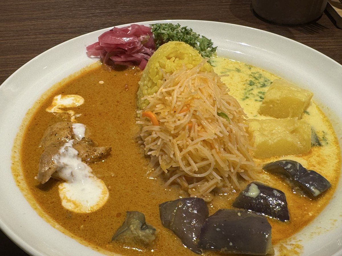 mizubond's tweet photo. 暑いんだけどクーラーで冷やされ過ぎて冷え冷え
身体が迷ってるようなのでスリランカカレー3辛ぶち込んだ
滝汗すぎてスプラッシュマウンテン乗ったかのよう。
確実に暑いし、辛さで見栄を張ると怪我する事がわかりました https://t.co/YcFMnZMtyU